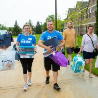 Alumni volunteer at Move-In